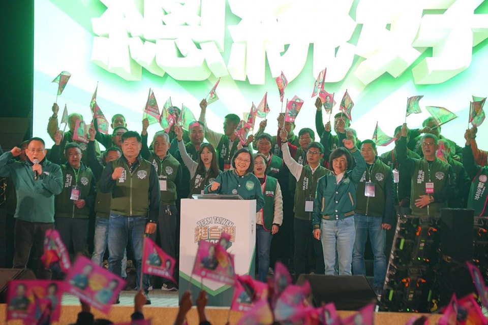 蔡英文總統17日至麥寮為民進黨立委參選人蘇治芬輔選。 (圖:取自蘇治芬臉書)