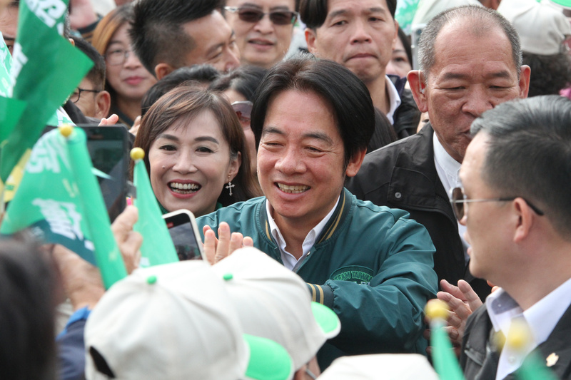 民進黨總統候選人賴清德（前中）17日出席黨籍立委參選人林宜瑾（前左）在台南市永康區舉行的競選總部成立大會，到場時向支持者致意。 (圖：中央社)