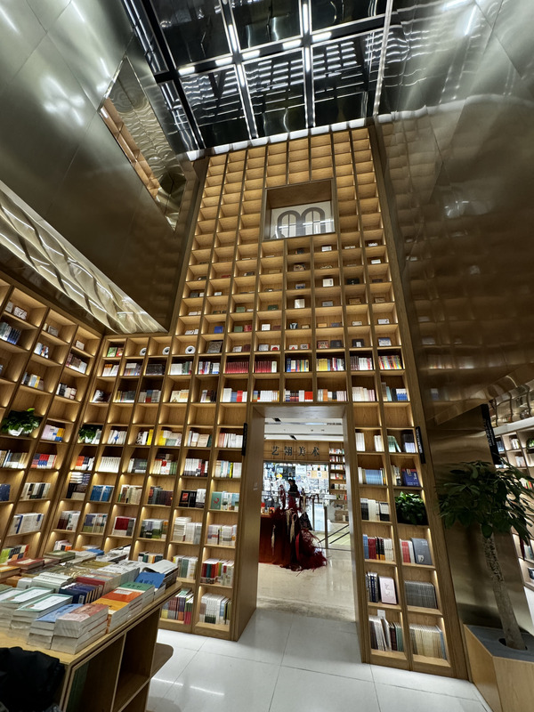 台北-上海：官方將整頓網路遊戲、平價零售店快速展店、台商打造文創旅店、實體書店拼轉型 episode artwork