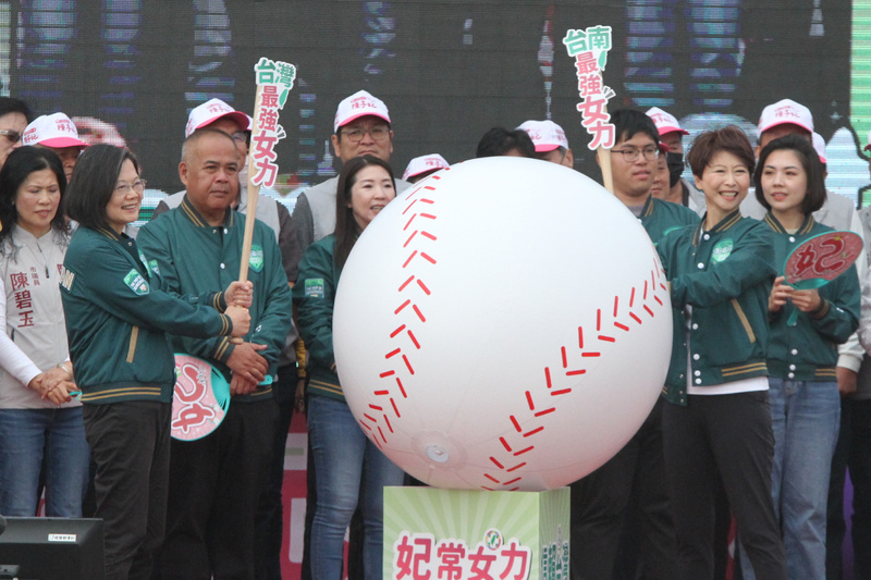 民進黨台南市立委參選人陳亭妃（前右）17日在安南區成立競選總部，總統蔡英文（前左）到場相挺，兩人一同進行揮棒儀式。 (圖：中央社)