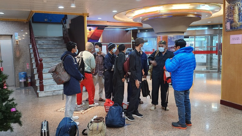 喀麥隆籍HAISHOU貨輪出海後發生機械故障、失去動力，在東北季風吹襲下，一路漂流至澎湖北方海域，17日中午擱淺在白沙後寮，9名緬甸籍船員由直升機吊離，安置在馬公勝國大飯店。 (圖：中央社)