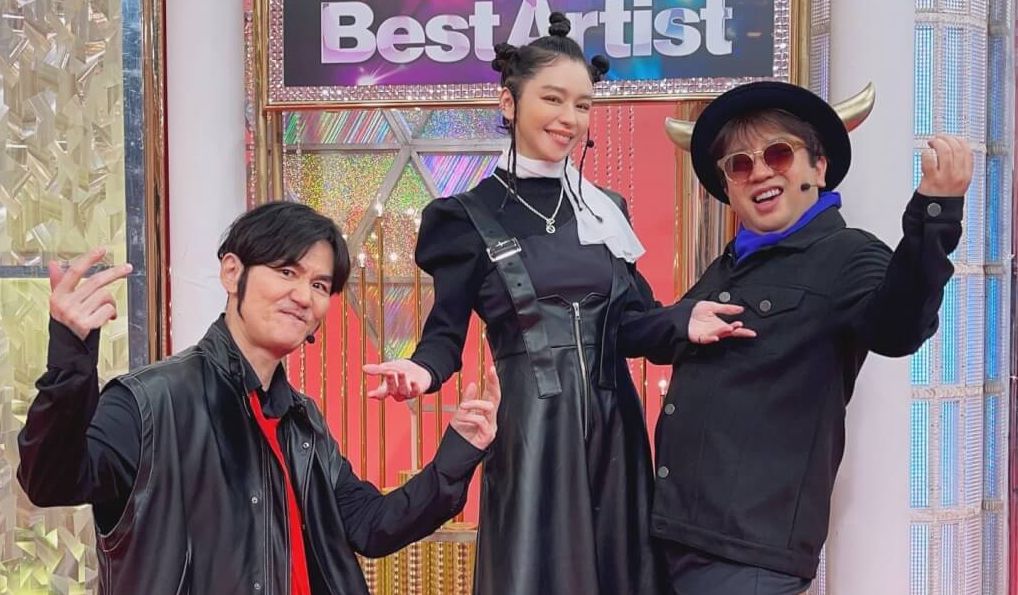 藝人徐若瑄（中）曾和日星南原清隆（左）、天野博之（右）組成「黑色餅乾」，3人去年合體登上日本節目。（臉書）