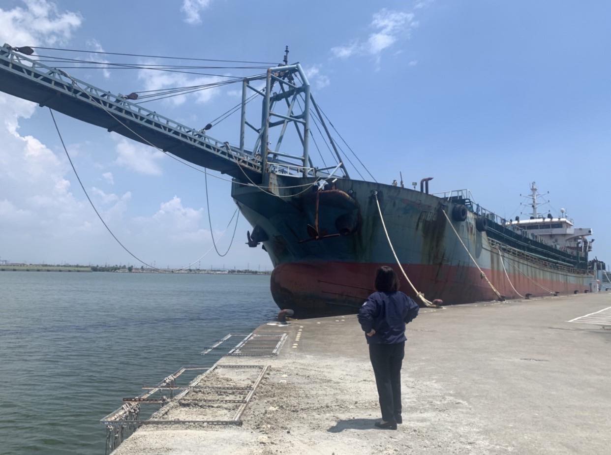 海委會主委管碧玲18日在社群媒體臉書發文感謝立法院以最快速度通過修法，讓違法抽砂的抽砂船，無論是否為行為人所有，都可以沒收。(圖：管碧玲臉書)