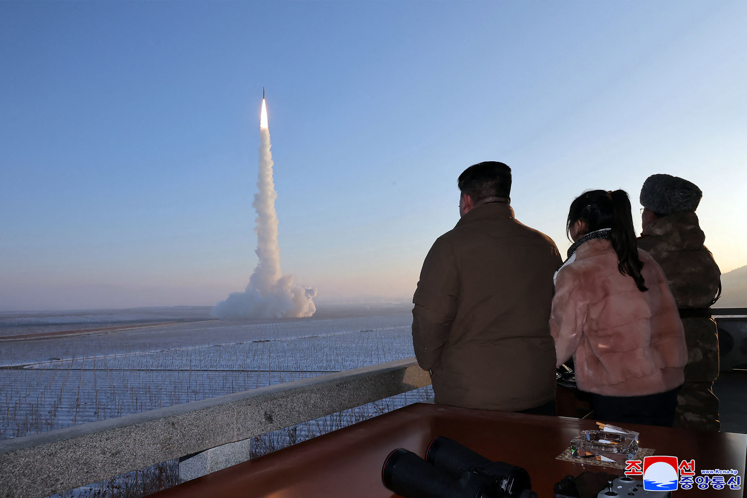 北韓18日試射「火星18號」(Hwasongpho-18)洲際彈道飛彈，領導人金正恩(Kim Jong Un)親自監督。 (AFP)