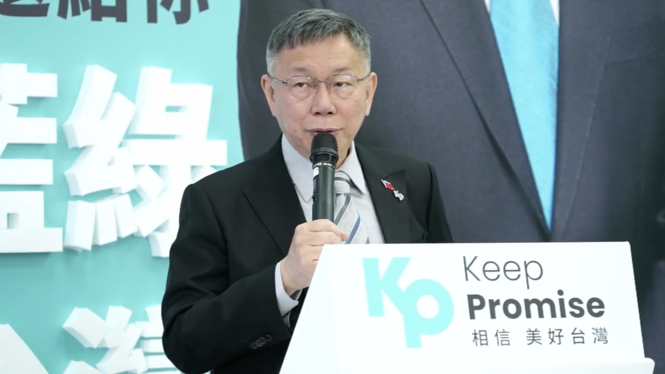 民眾黨總統候選人柯文哲19日接受媒體聯訪，揚言會在選後檢視各家機構民調，看誰做假。(林詠青 攝)
