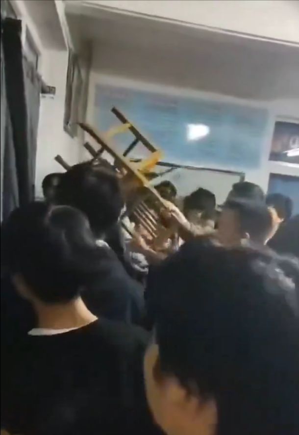 網傳學生砸破宿舍玻璃門逃生。(網路影片截圖)