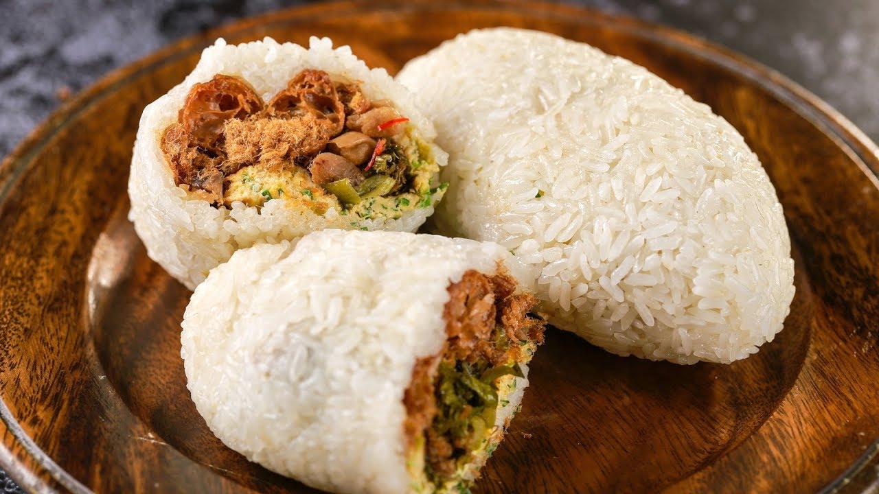 內含油條、肉鬆、煎蛋、菜脯的台式傳統飯糰，在日本大受歡迎！(攝自YOUTUBE)