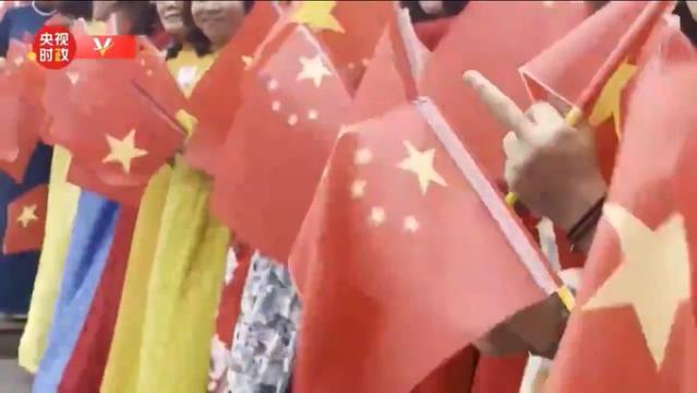 習近平訪越南遭群眾比中指。(照片取自網路)