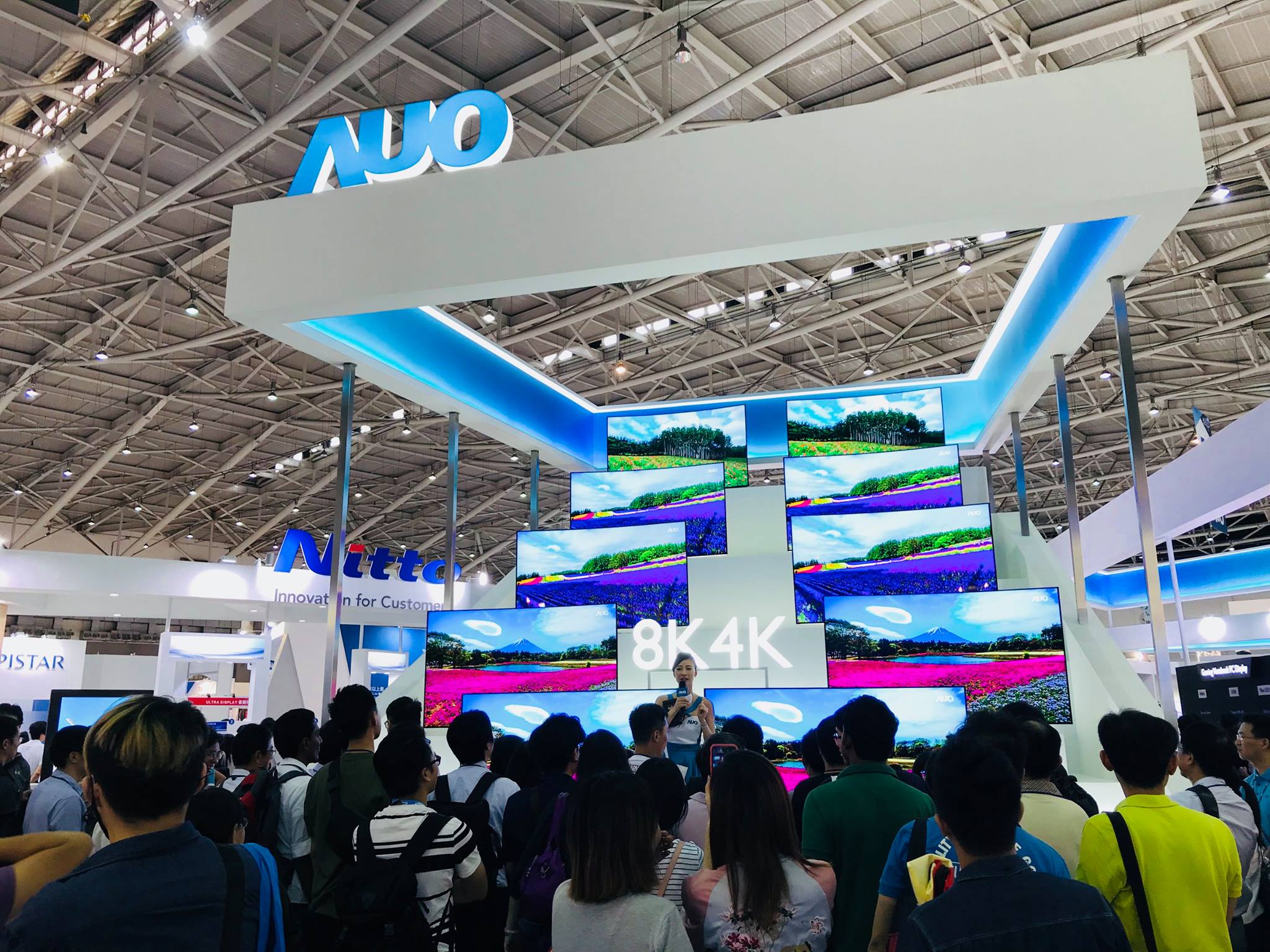 面板大廠友達光電展示其電視面板產品。(FB/@AUOCorporation)