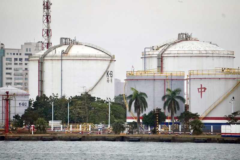 中國國務院關稅稅則委員會發布公告，自明年1月1日起中止ECFA部分產品關稅減讓，範圍涵蓋原產於台灣以石化領域為主的十二個稅目進口產品。圖為中油石化事業部前鎮儲運所內丙烯儲槽。 (圖：中央社)