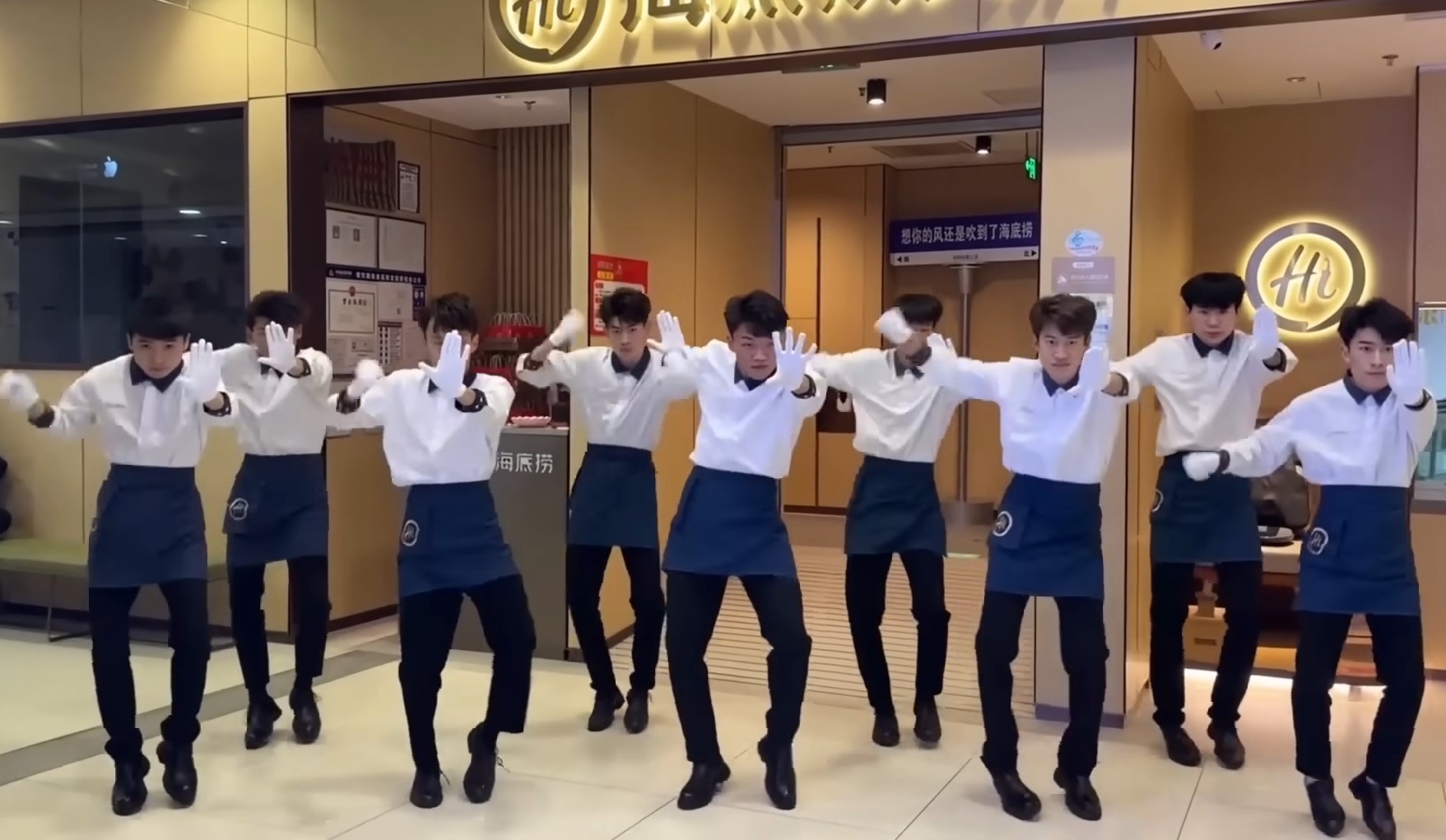 某餐飲品牌的店員在店內大跳「科目三」，讓其熱度持續攀升，但其實顧客褒貶不一。（網路影片截圖）