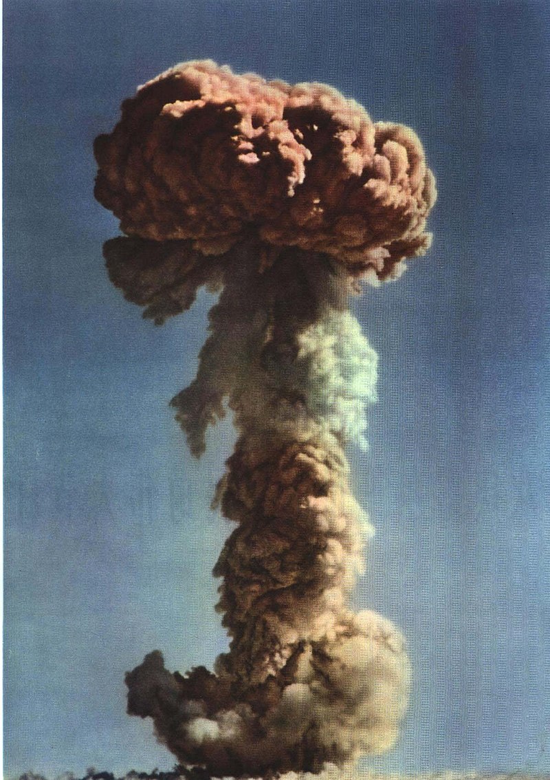 1964年10月16日，中國在羅布泊成功引爆第一枚原子彈。(圖：取自維基百科)