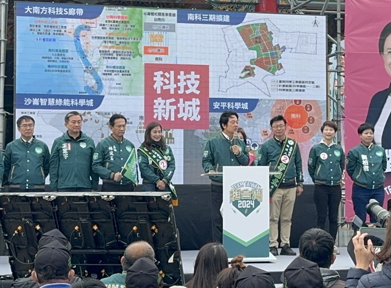 民進黨總統候選人賴清德（持麥克風者）環島拼圖活動22日抵達台南市麻豆代天府，賴清德指出，台南是他的起家厝，30多年來從求學、行醫救人到從政，他和台南始終相連在一起，2024年大選台南要先贏，台灣也一定要贏。 (圖：中央社)