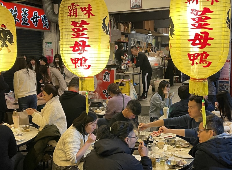 許多台灣民眾會在天冷時吃薑母鴨驅寒。中央社記者張新偉攝　112年12月22日 (圖：中央社)