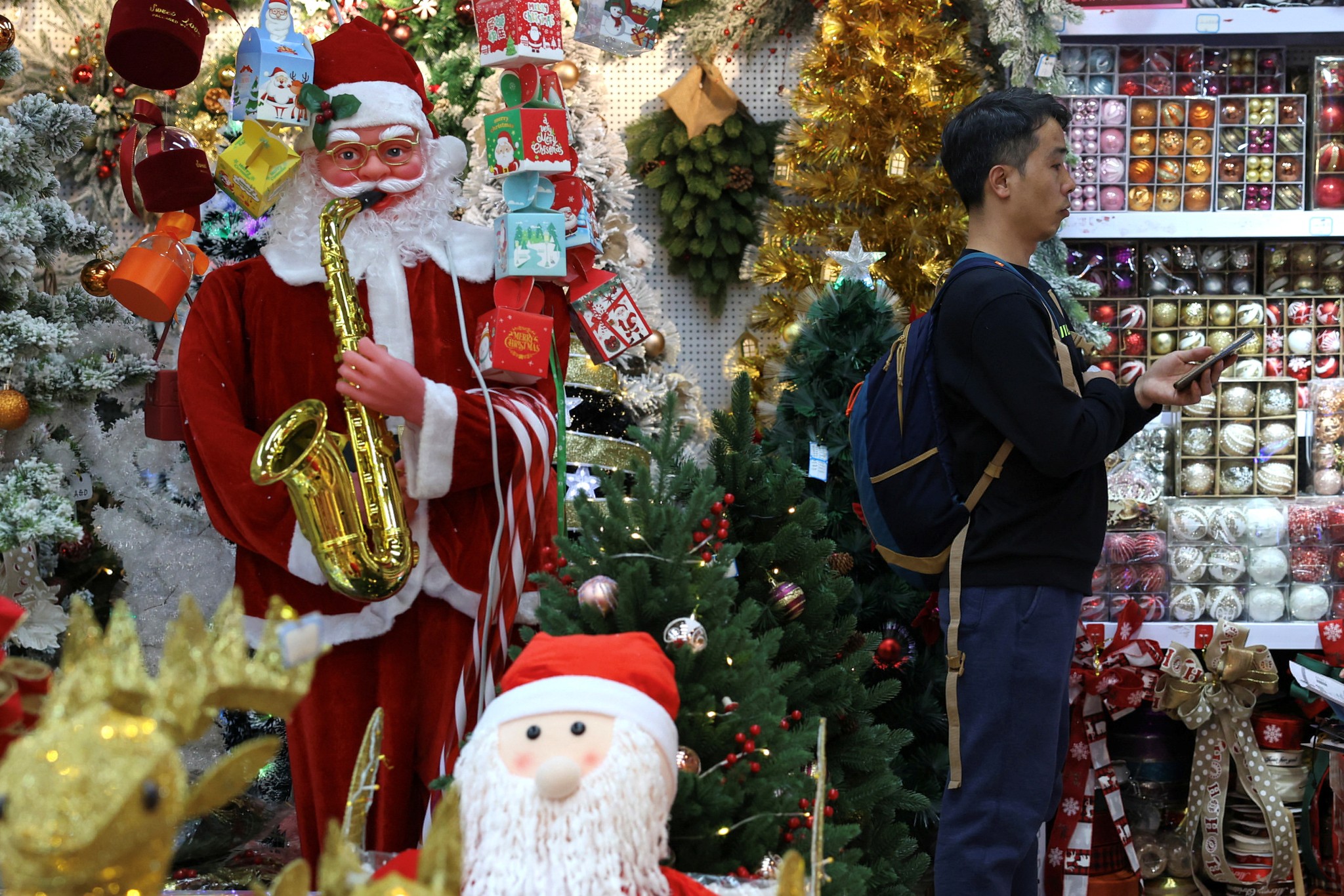 圖為北京一家大賣場內，顧客選購聖誕節飾品。(路透社/達志影像)