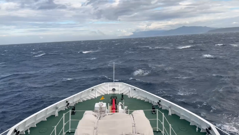 台南艦持續搜索海面搜救海虎潛艦官兵。(翻攝海巡署提供影片)