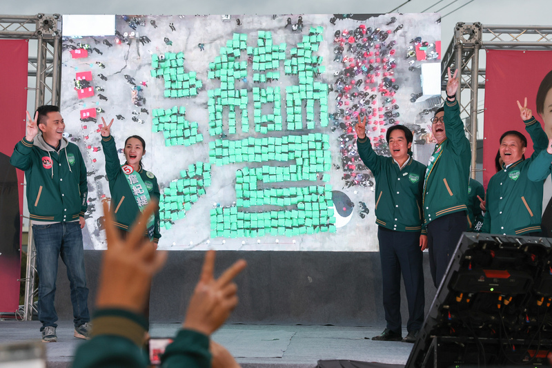 民進黨總統候選人賴清德(右3)23日抵達新竹縣新埔武財神廟廣場，與支持者一起拼出「美德WIN台灣」的「灣」字。(圖：中央社)