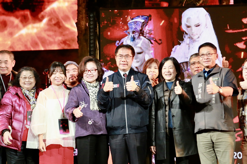 台南市龍崎光節–空山祭23日晚間正式開幕，台南市長黃偉哲（前右3）等人出席開幕式，歡迎大家前來觀賞全台最美的山林燈節。（台南市政府提供）中央社記者楊思瑞台南傳真  112年12月23日 (圖：中央社)