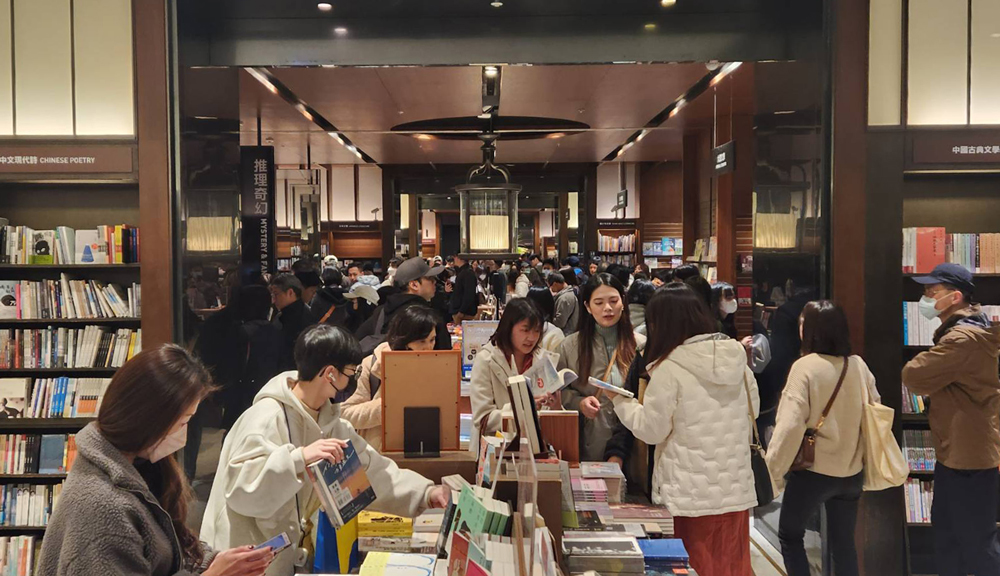 誠品信義店24日晚間10時30分將正式謝幕，最後一天，整棟大樓湧入滿滿人潮。(江昭倫 攝)