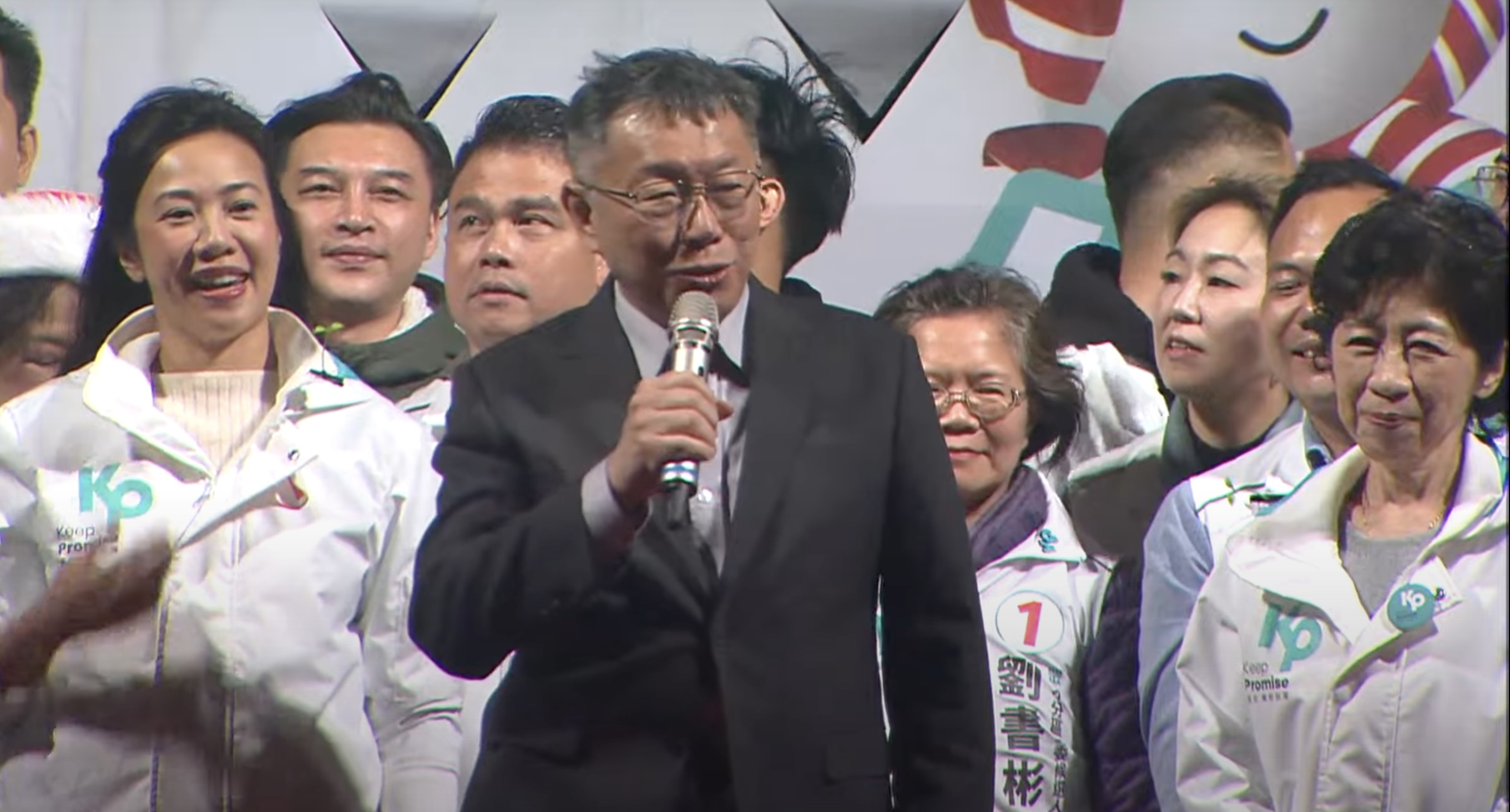 民眾黨正副總統候選人柯文哲、吳欣盈24日晚間到屏東恆春西門廣場開講。(民眾黨提供)