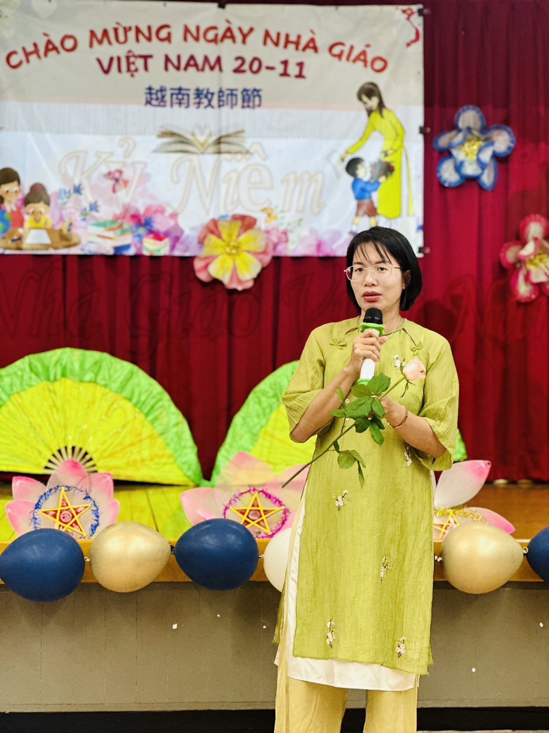 來台逾20年的越南新住民阮氏青河不只在2005年成了台灣媳婦，也在2021年取得成大歷史所博士學位，並在文化部推薦下，以高級專業人才身分成功歸化成為台灣人，致力於推廣越南文化與語言教育。(圖:阮氏青河提供)