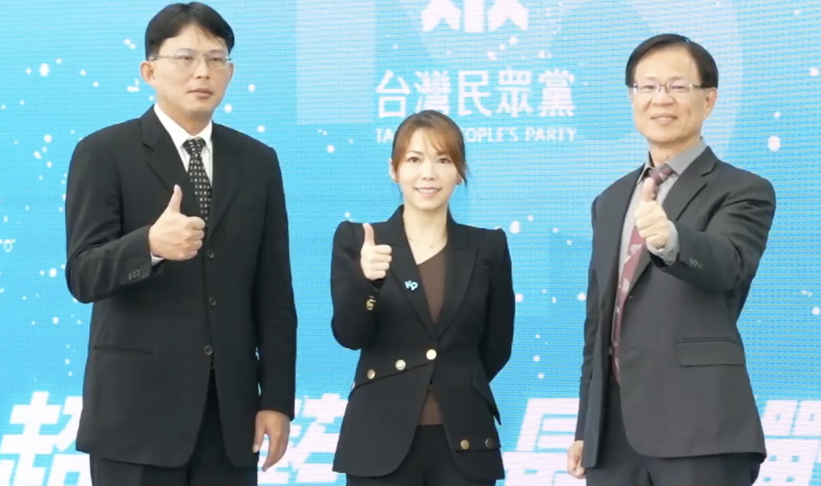 民眾黨不分區立委候選人黃國昌(左起)、陳智菡及張啟楷，27日召開記者會批評財團控制媒體。(林詠青 攝)