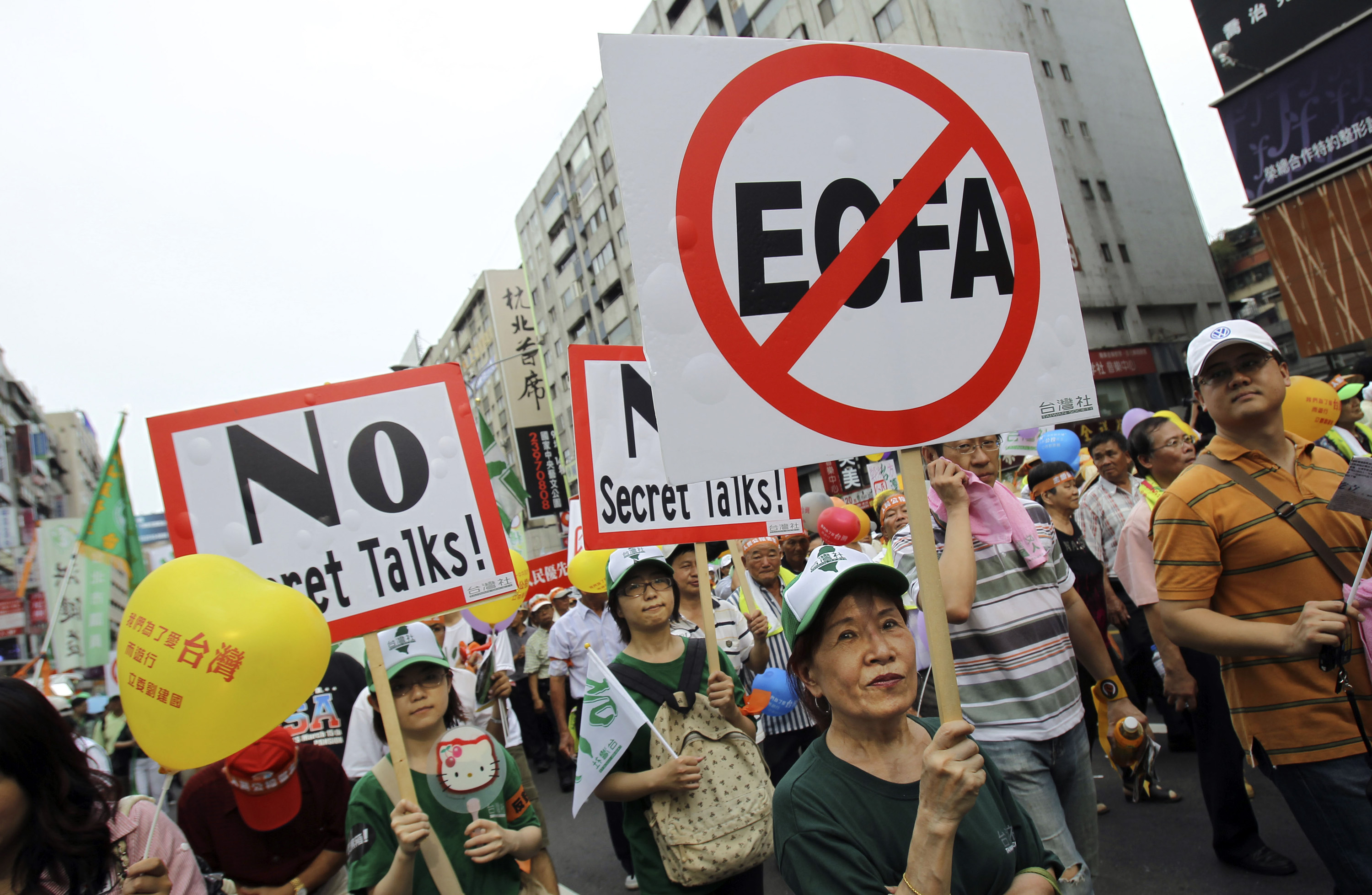 圖為民眾在台北街頭遊行時高喊反共口號，並譴責與中國計劃中的海峽兩岸經濟合作架構協議（ECFA）。攝於2010.7.26。(美聯社/達志影像)