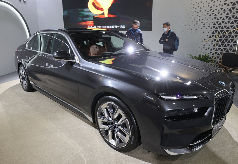 圖為BMW純電旗艦房車i7 eDrive50。 (圖：中央社)