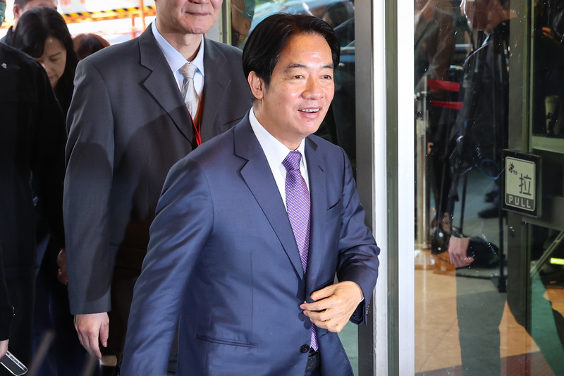 圖為民進黨總統候選人賴清德（前）去年12月30日赴公視參加2024總統候選人電視辯論會。 (圖：中央社)