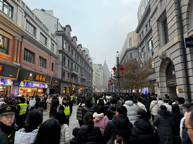 圖為上海南京路步行街的人潮。 (圖：中央社)
