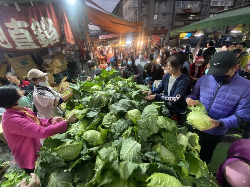 農業部農糧署統計育苗場的高麗菜苗出售情況，從112年9月起連續達警戒值亮紅燈、11月中旬紫爆超種；儘管農糧署不斷跟農民預警，但搶種沒有終止。近1週台北果菜批發市場交易均價最低每公斤僅新台幣8元，大多在低檔盤旋。圖為去年底新北一傳統市場甚至喊出3顆50元的價錢，吸引民眾搶購。(圖：中央社)