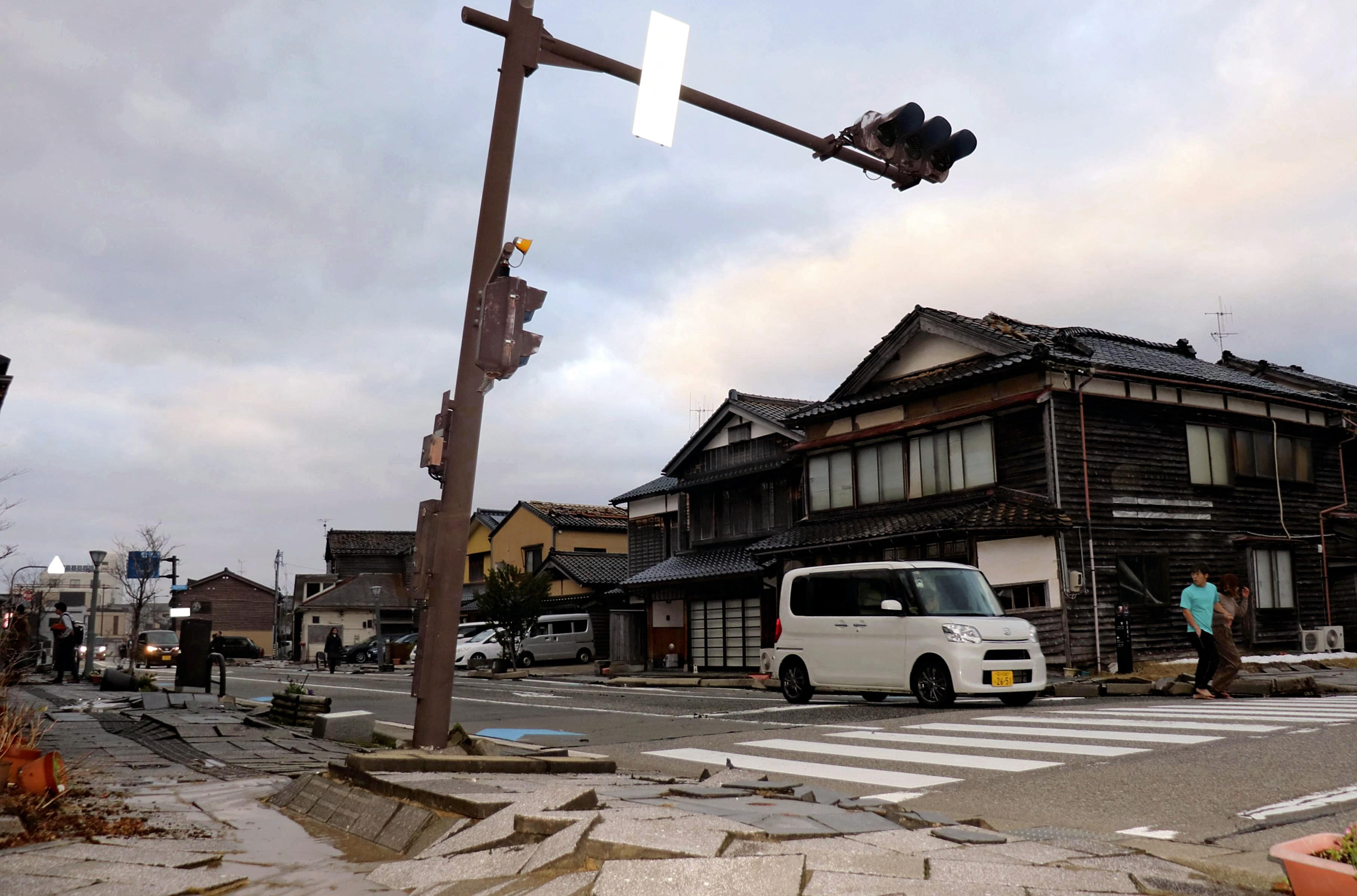 日本中部石川縣能登地區在當地時間1日下午4時10分左右發生強震。圖為市區道路路面破損。(AFP)