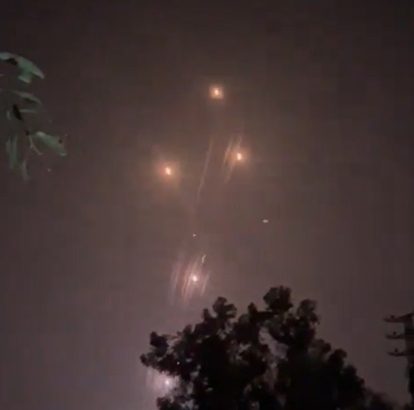 哈瑪斯向以色列發射多枚火箭。(翻攝X平台@IDF)