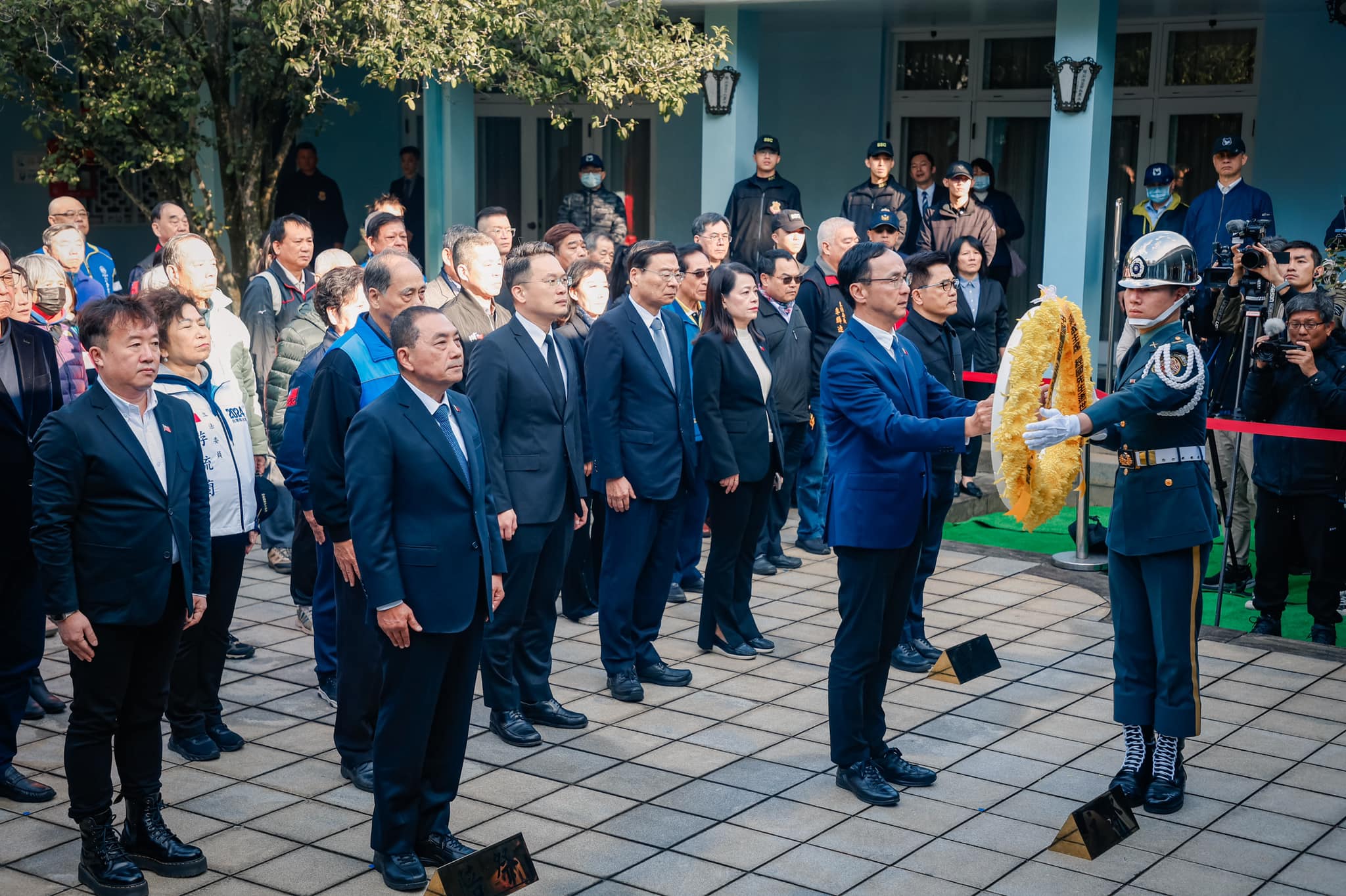 蔣經國逝世36週年，由於13日適逢大選投票日，國民黨提前在今天(1日)到大溪頭寮謁陵。(圖：朱立倫臉書)