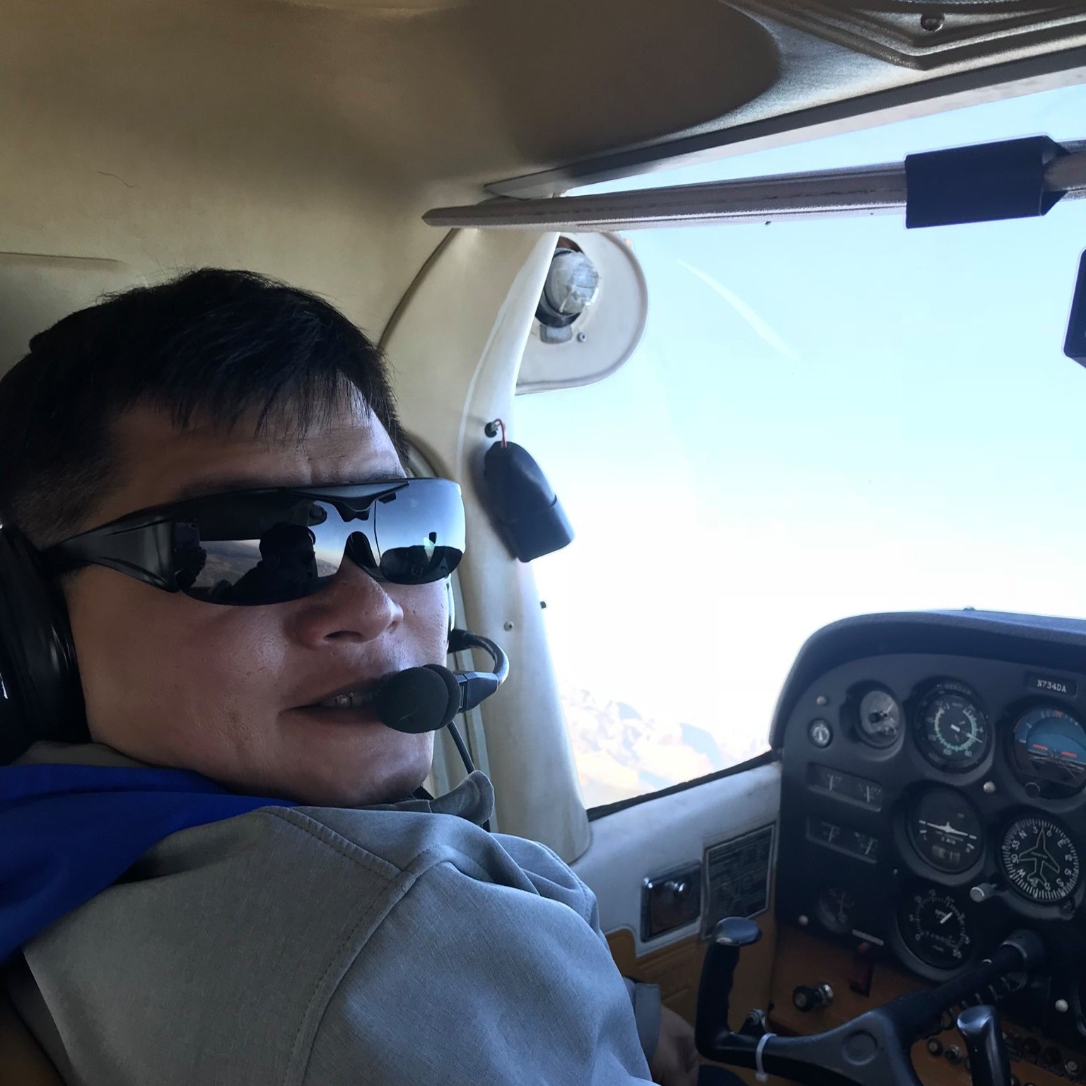 朝陽科技大學教授盧衍良肯定日航空服員在羽田機場事故時的表現堪稱典範，並強調這才是空服員存在的真正價值。(圖：盧衍良臉書)