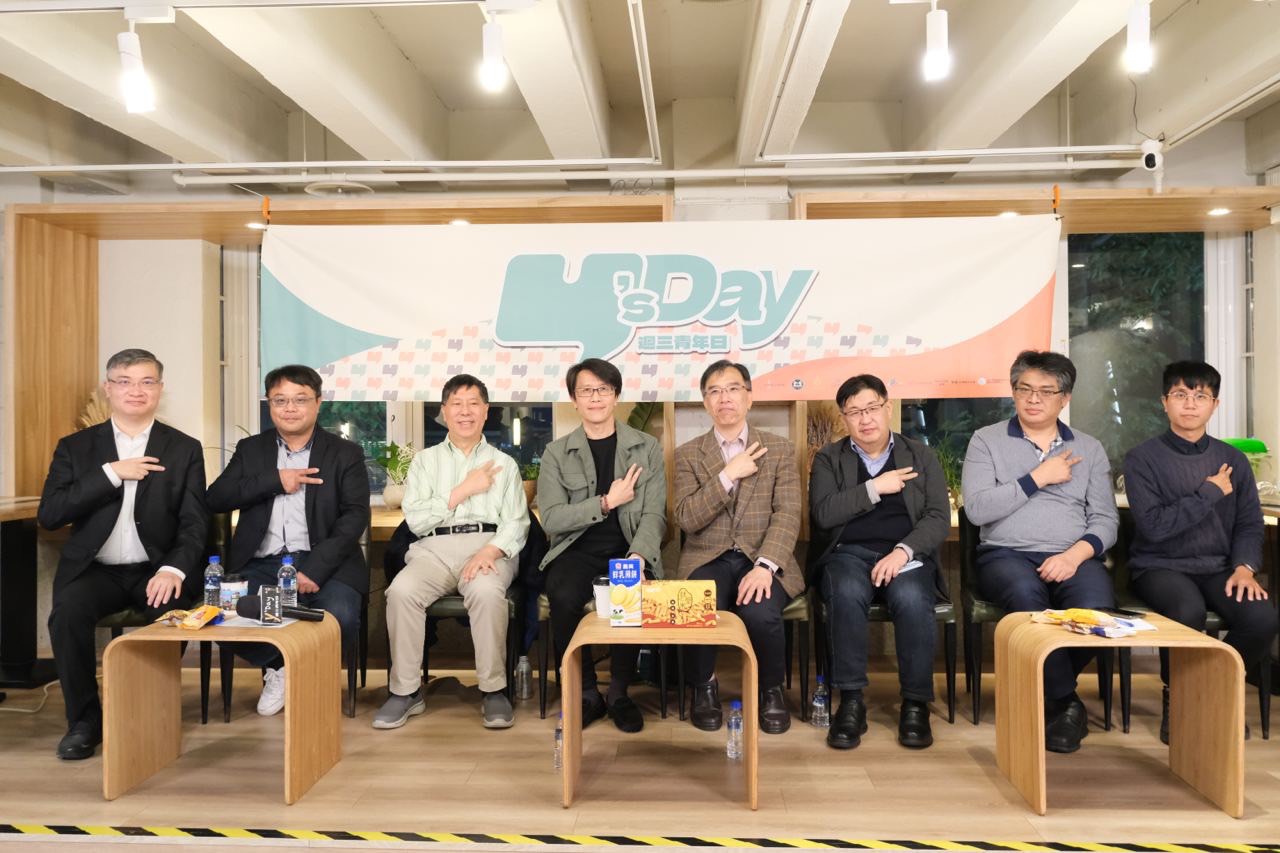 Y’s Day「週三青年日」舉辦總統政見大體檢！青年該怎麼「投」？座談會，與青年朋友探討如何選出理想候選人．（台灣智庫提供）圖左起桑普、李孟居、汪浩、董思齊、陳俐甫、胡博硯、王國臣、張育萌
