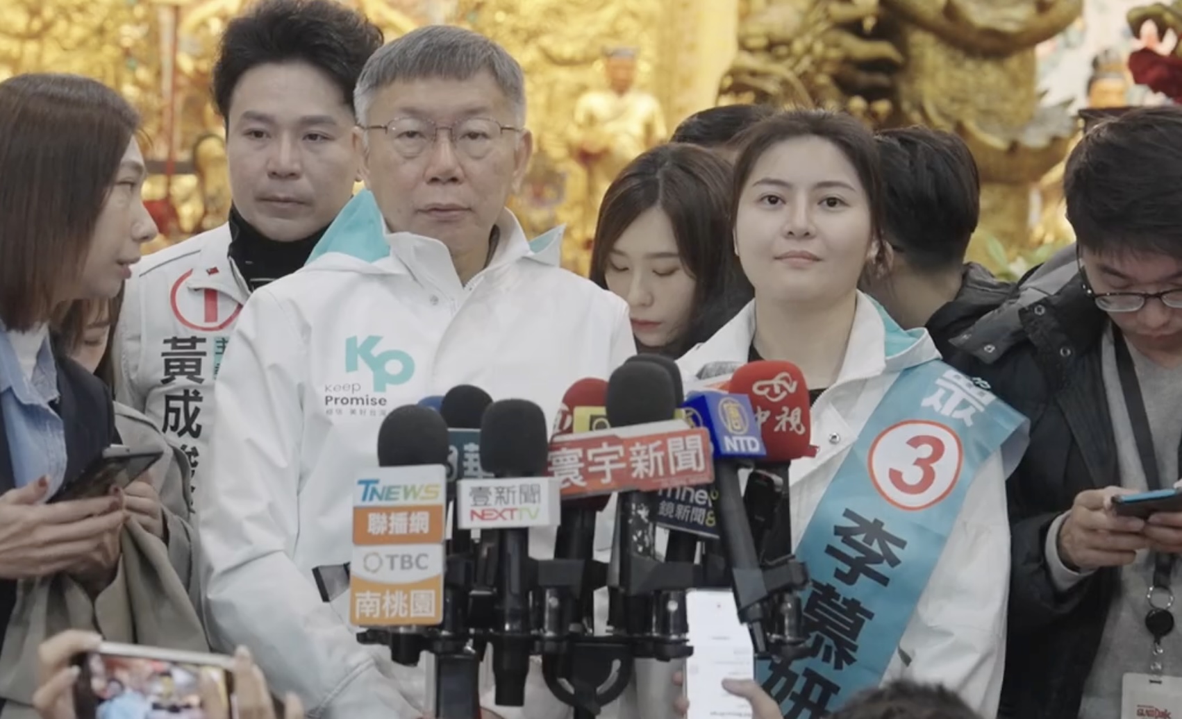 民眾黨總統候選人柯文哲3日前往桃園車掃拜票，行前於護國宮太子廟祈求行程平安。(林詠青 攝)