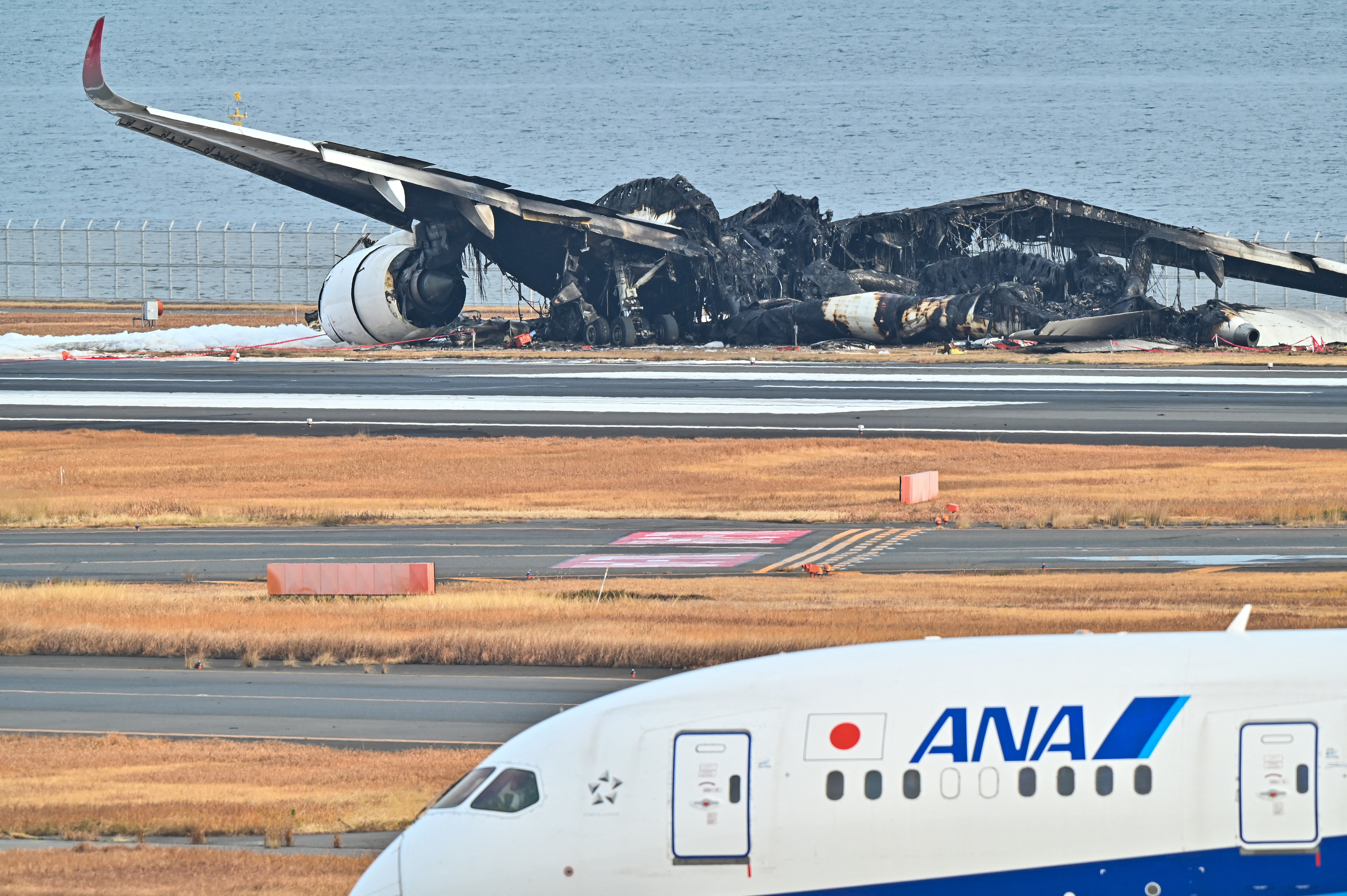 日本東京羽田機場2日發生飛機碰撞事故，造成5人死亡。這起慘劇引發人們對於機場跑道安全的關注。(AFP)