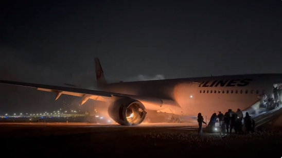 日本航空516班機2日降落羽田機場C跑道時與海上保安廳飛機擦撞起火，右下角可見機上旅客鎮定依序逃生。(X平台/@oyazioyazi40)