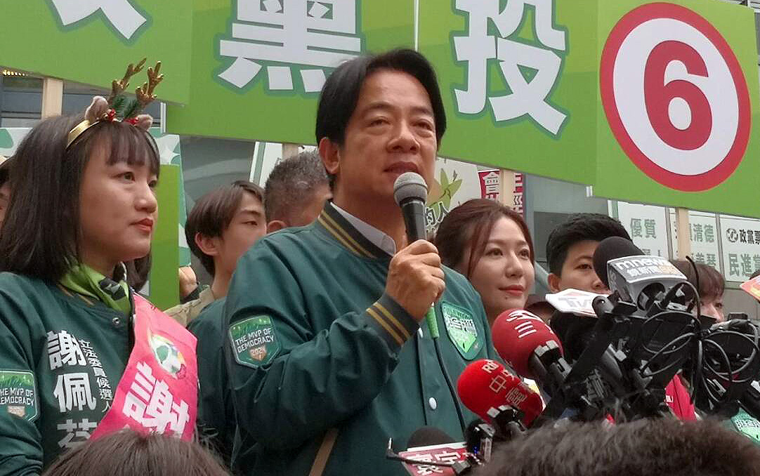 針對國民黨副總統候選人趙少康拋邀柯郭談組閣議題，民進黨總統候選人賴清德(前中)4日表示，他要提醒趙少康不要害侯友宜。(資料照/劉玉秋攝）