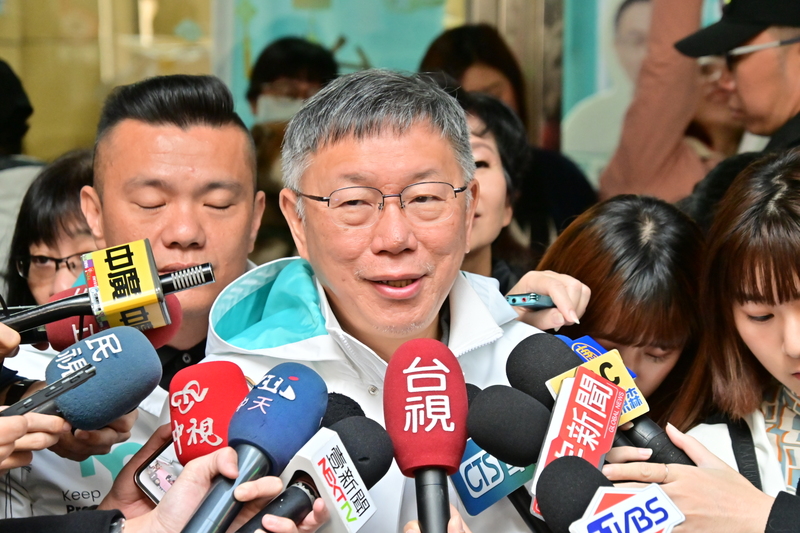 民眾黨總統候選人柯文哲6日啟動掃街拜票行程，鎖定台中、高雄、台南、新北與台北等票倉。(圖：中央社)