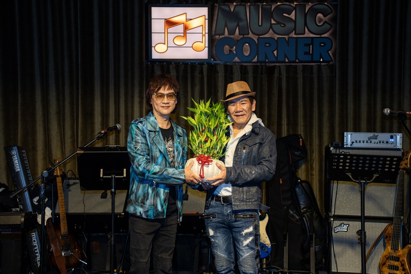 金曲搖滾教父趙傳（右）5日現身為新發片的「東方快車合唱團」主唱姚可傑（右）站台，並送上「開運竹」希望傳承歌壇「老不休」精神。（掬石工作室提供）中央社記者葉冠吟傳真  113年1月5日 (圖：中央社)
