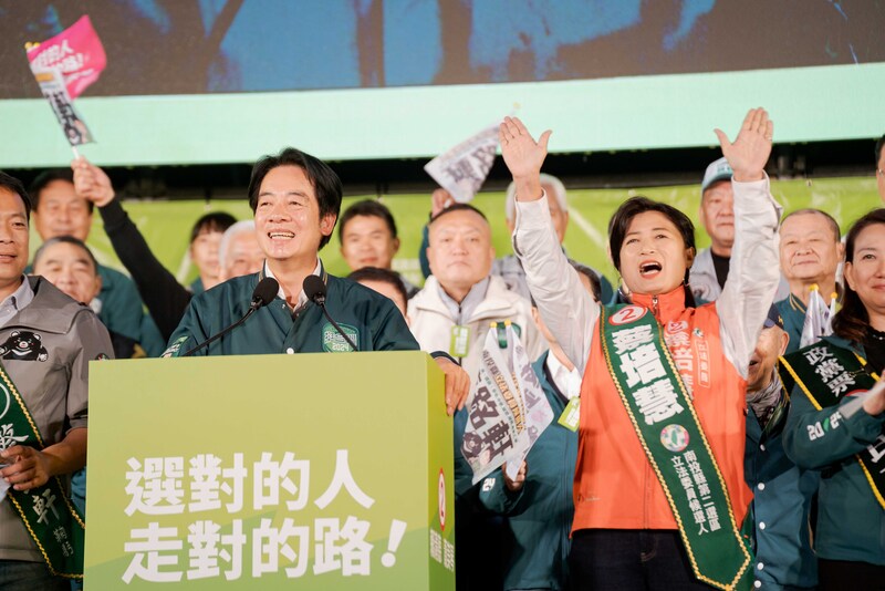 總統及立委選舉將至，民進黨5日晚間在南投縣草屯鎮舉辦造勢晚會，黨籍總統候選人賴清德（前左）與立委候選人蔡培慧（前右）同台造勢拚選情。(圖：中央社)