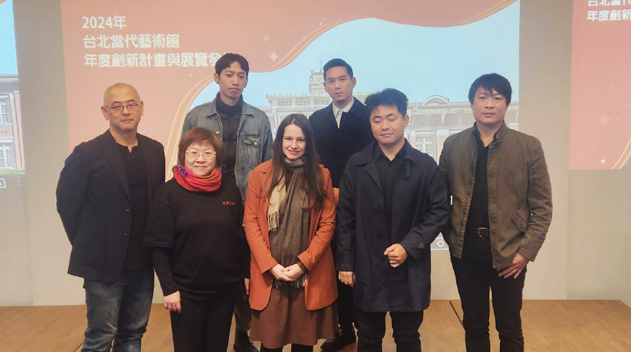 台北當代藝術館5日舉辦開春記者會，由館長駱麗真(前左二)率領策展人一同回顧2023年成果與發布2024年創新計畫與年度重要展覽。(江昭倫 攝)
