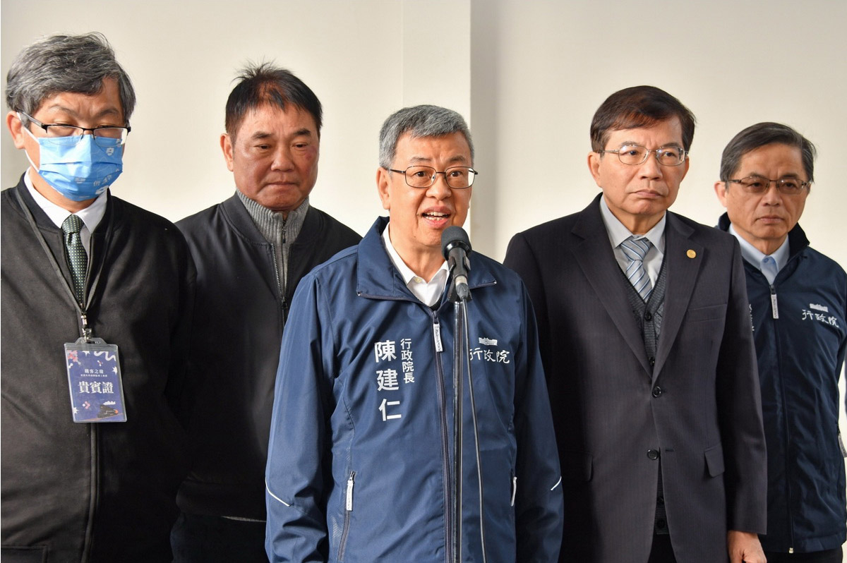 針對高端疫苗合約議題，行政院長陳建仁(中)5日表示，保密條款是國際共識，但在野黨一些有心人士仍持續炒作，企圖影響民眾認知 (行政院提供)