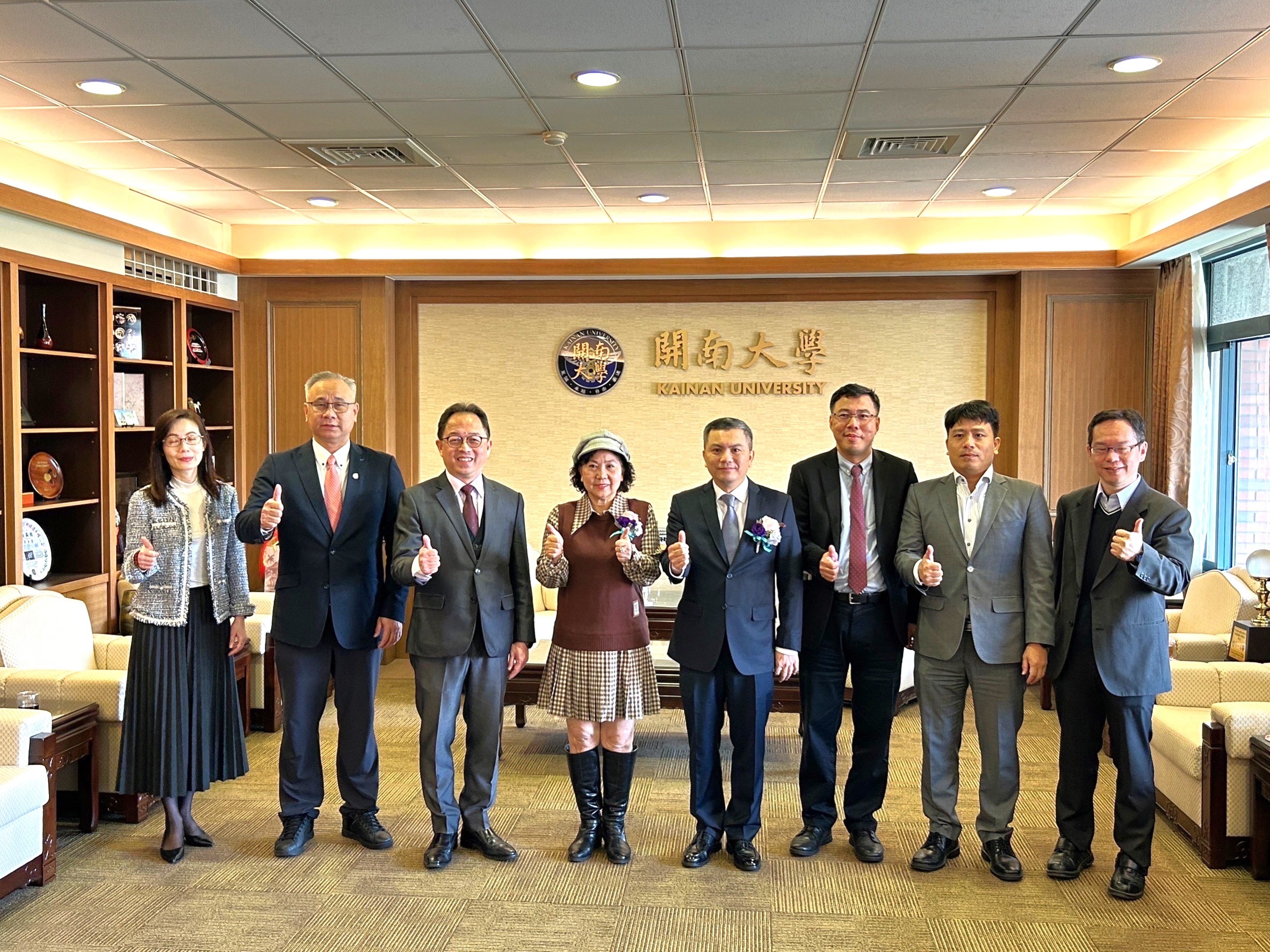 越南辦事處武進勇代表(右四)一行前往開南大學訪視越籍生，由林玥秀校長(左四)盛情接待。與會人士還包括(左一至左三)：開南大學國際處許悅玲副處長、董事會陳文甲主任秘書、國際處楊勝評處長，右三至右一：教育文化組黃梅雲組長、科技組阮孟韜專員、開南大學研發處郭燿禎處長。圖:開南大學提供。