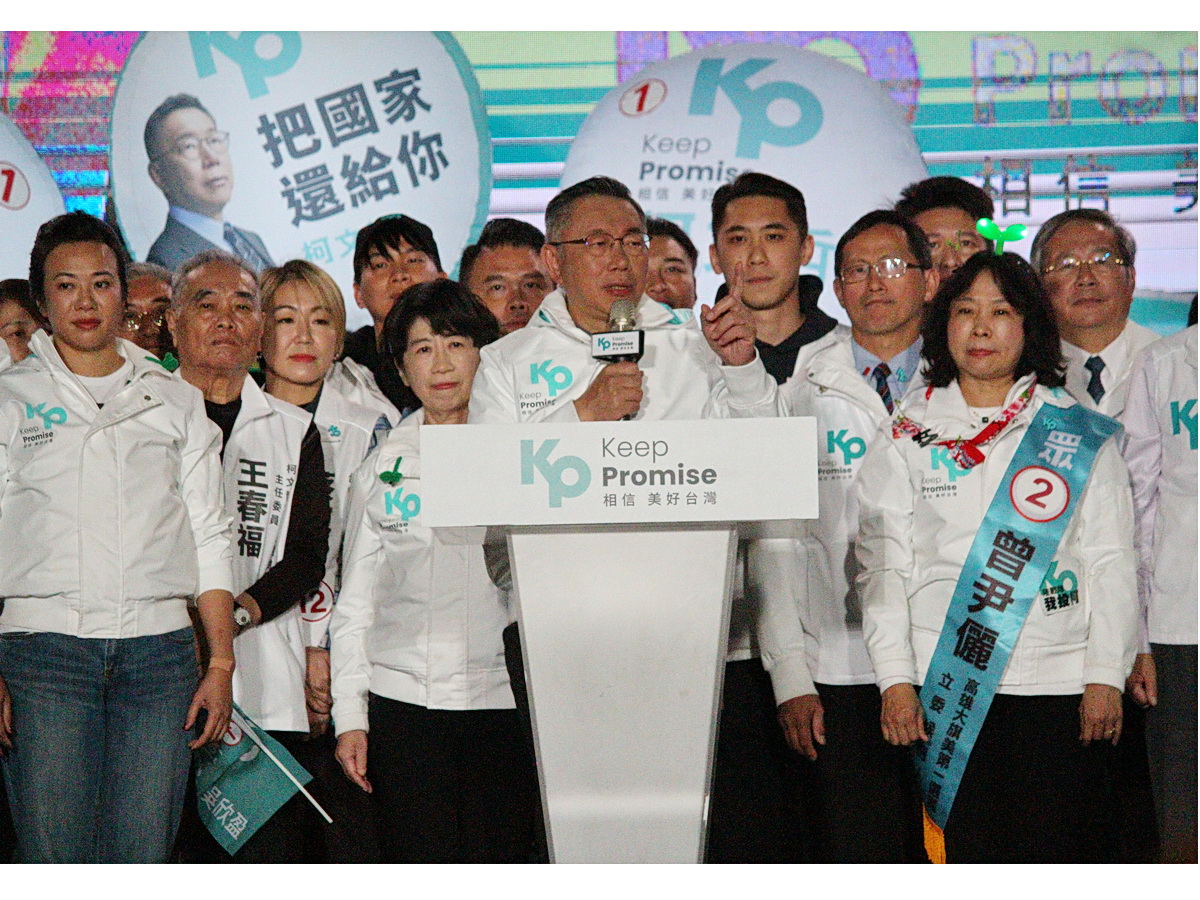 民眾黨總統候選人柯文哲(中)7日在高雄凹子底公園舉行造勢晚會，他左批民進黨的貪腐與缺德，同時也強調絕不能讓國民黨上台 (央廣記者王照坤 攝)