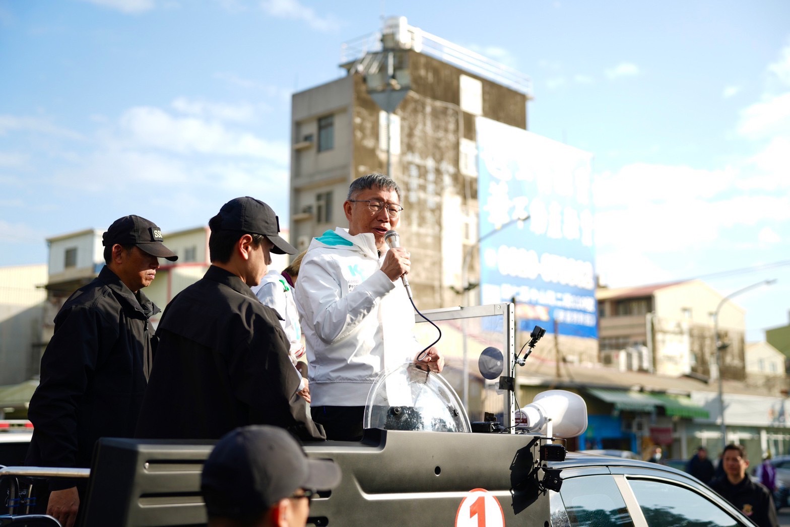 民眾黨總統候選人柯文哲9日從台南關廟出發，持續在南台灣車掃。(民眾黨提供)