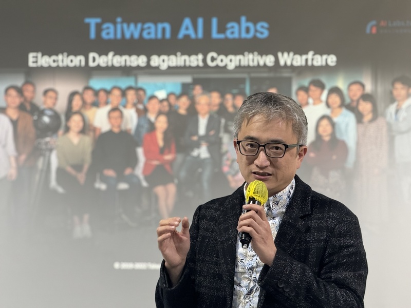 台灣人工智慧實驗室創辦人杜奕瑾對外說明本次大選期間的線上社群認知操作狀況，建議閱聽大眾對誤導性資訊提高警覺，多方查證。(圖：中央社)