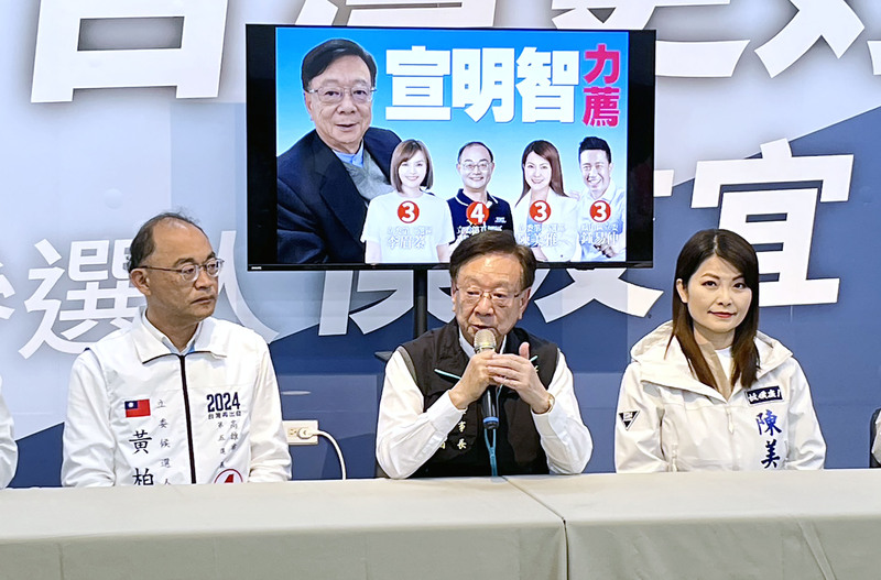 聯電榮譽副董事長宣明智(中)11日晚間現身高雄為國民黨立委候選人拉抬選情，受訪時談及網傳鴻海創辦人郭台銘公開信相關議題時，宣明智強調，他願以自身人格保證，公開信絕對不是侯辦造假。(圖：中央社)